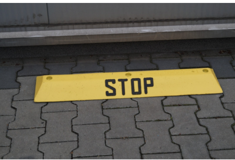 Fermaruota per parcheggi con scritta stop